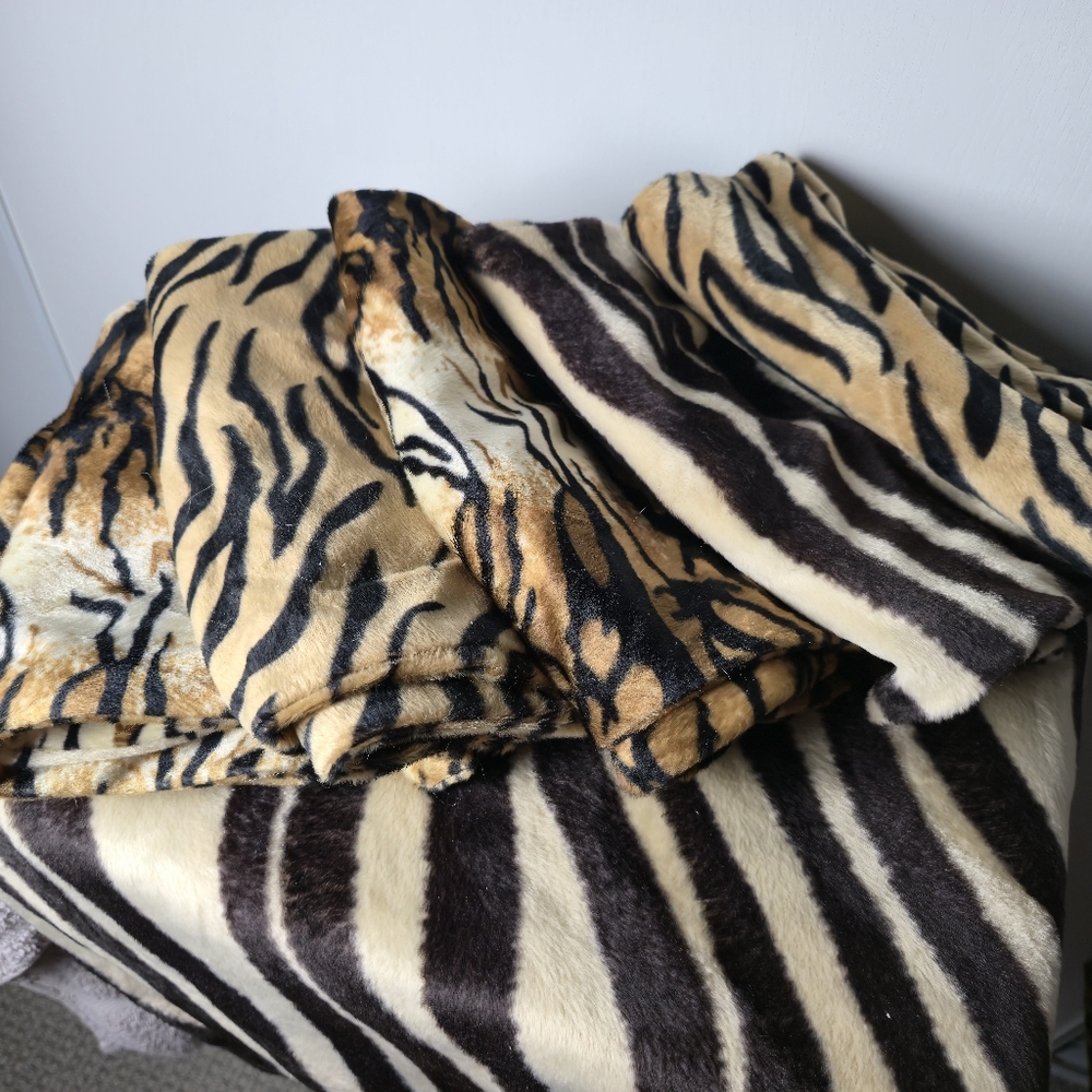 European Square 3 Different Pair Of 26×26 Animal Print - Picture 6 of 7